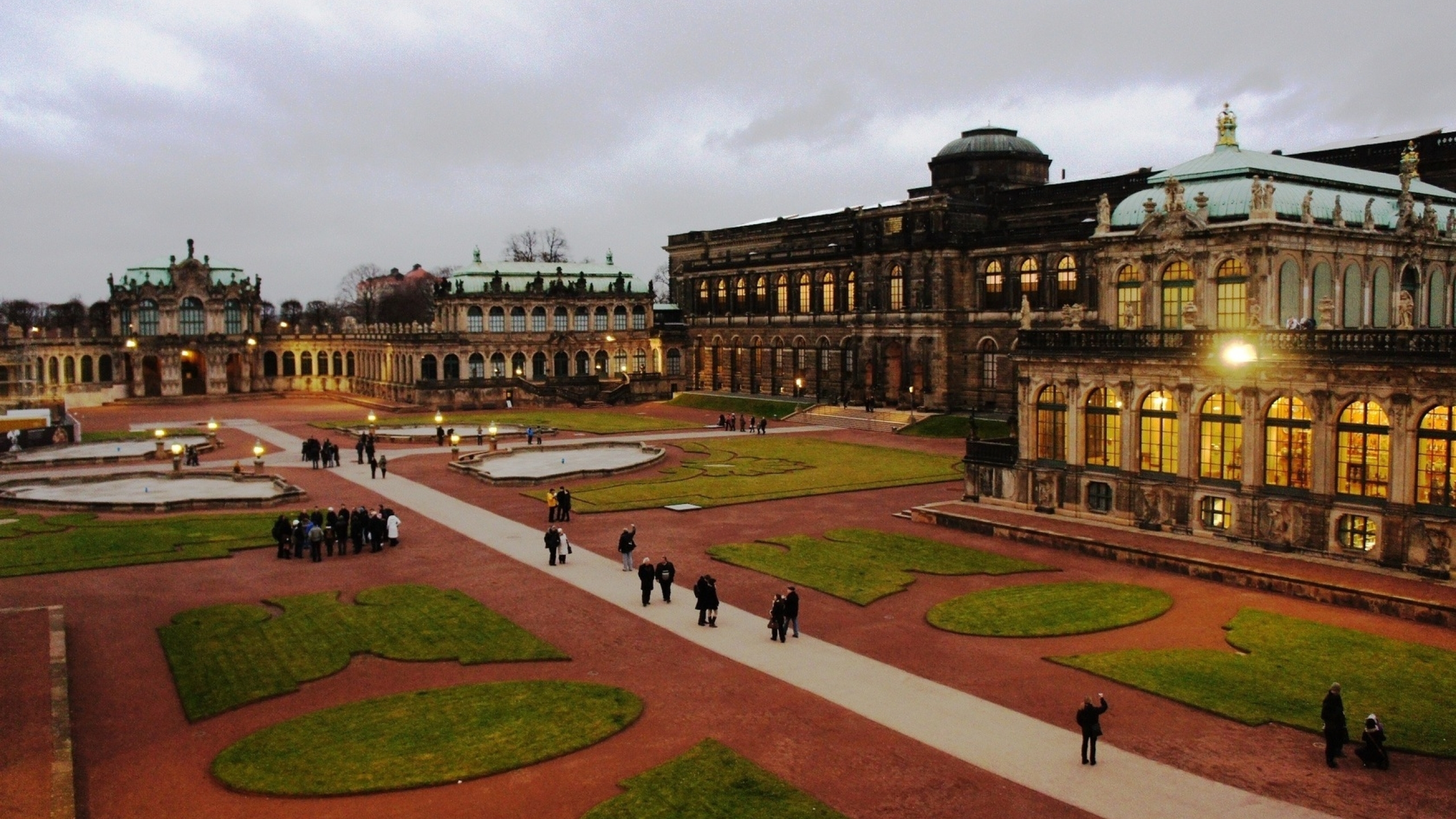 Zwinger - HD Wallpaper 