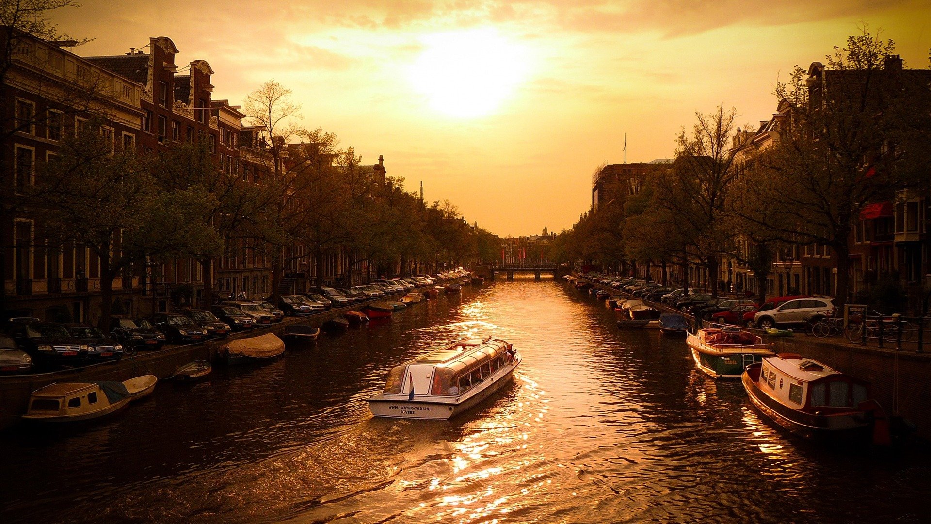Amsterdam Canal Cruise Background - HD Wallpaper 