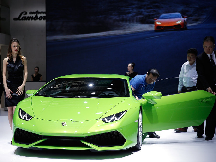 Car Wallpaper Ladies - Lamborghini Car With Man - HD Wallpaper 