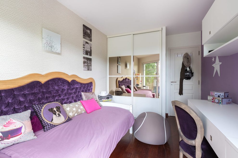 Bordeaux Bedroom Closet Doors With Contemporary Wall - Window Covering - HD Wallpaper 