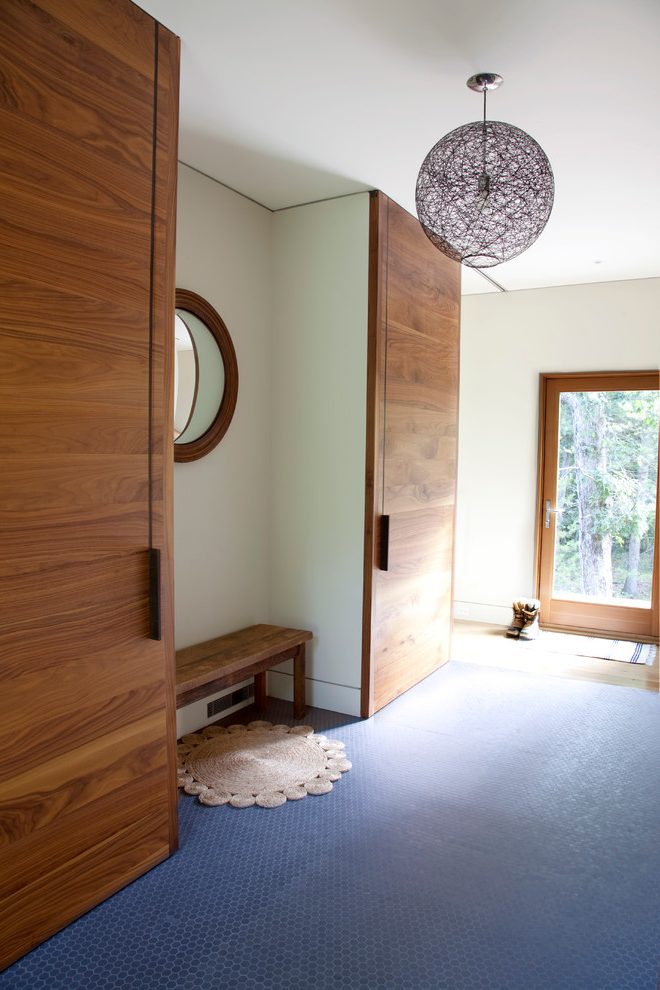 New York Hidden Closet Doors With Contemporary Wallpaper - Interior Design - HD Wallpaper 