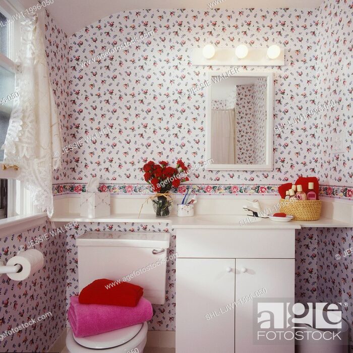 Small Bathroom With Rose Patterned Wallpaper - Bathroom - HD Wallpaper 