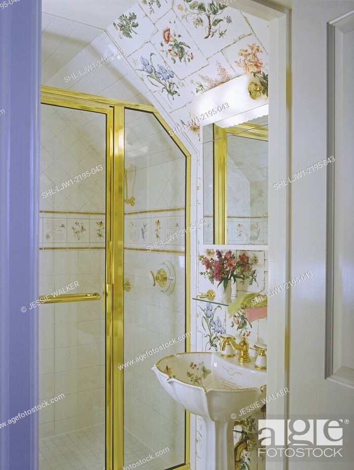 Feminine Touch In Very Small Bathroom - Bathroom - HD Wallpaper 
