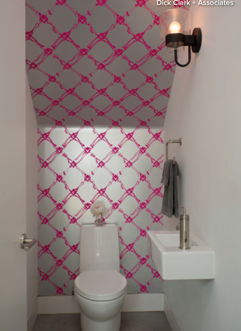 Small Bathroom Sloping Ceiling - HD Wallpaper 