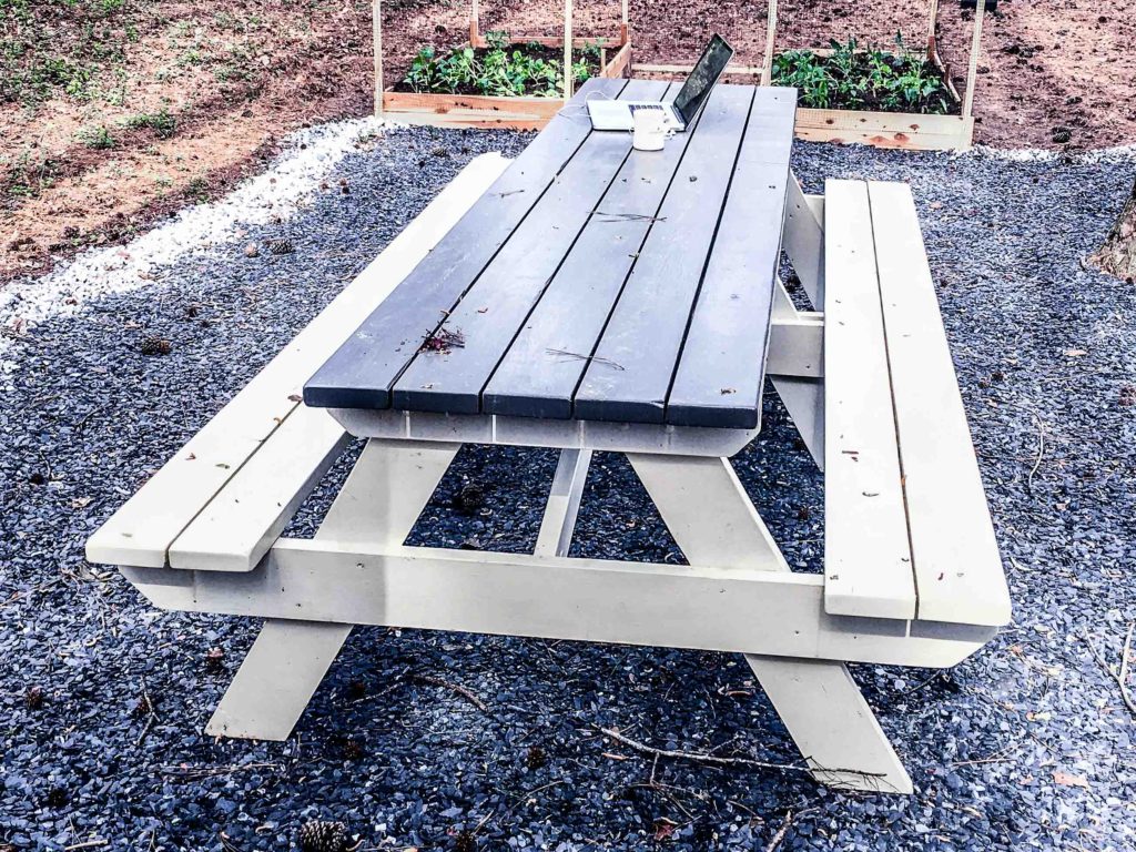 How To Diy Finish An Outdoor Picnic Table By Myoutdoorplans - Painting Garden Picnic Table - HD Wallpaper 