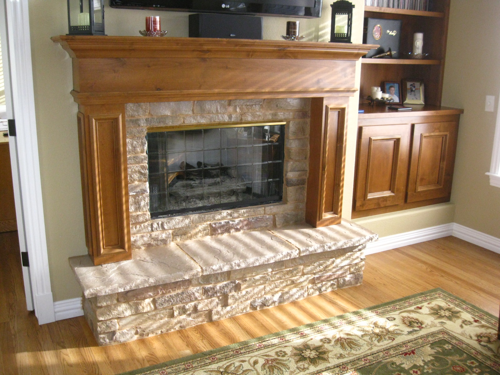 Cozy Parkay Floor With White Baseboard And Lowes Fireplace - Wood And Stone Fireplace Mantel - HD Wallpaper 