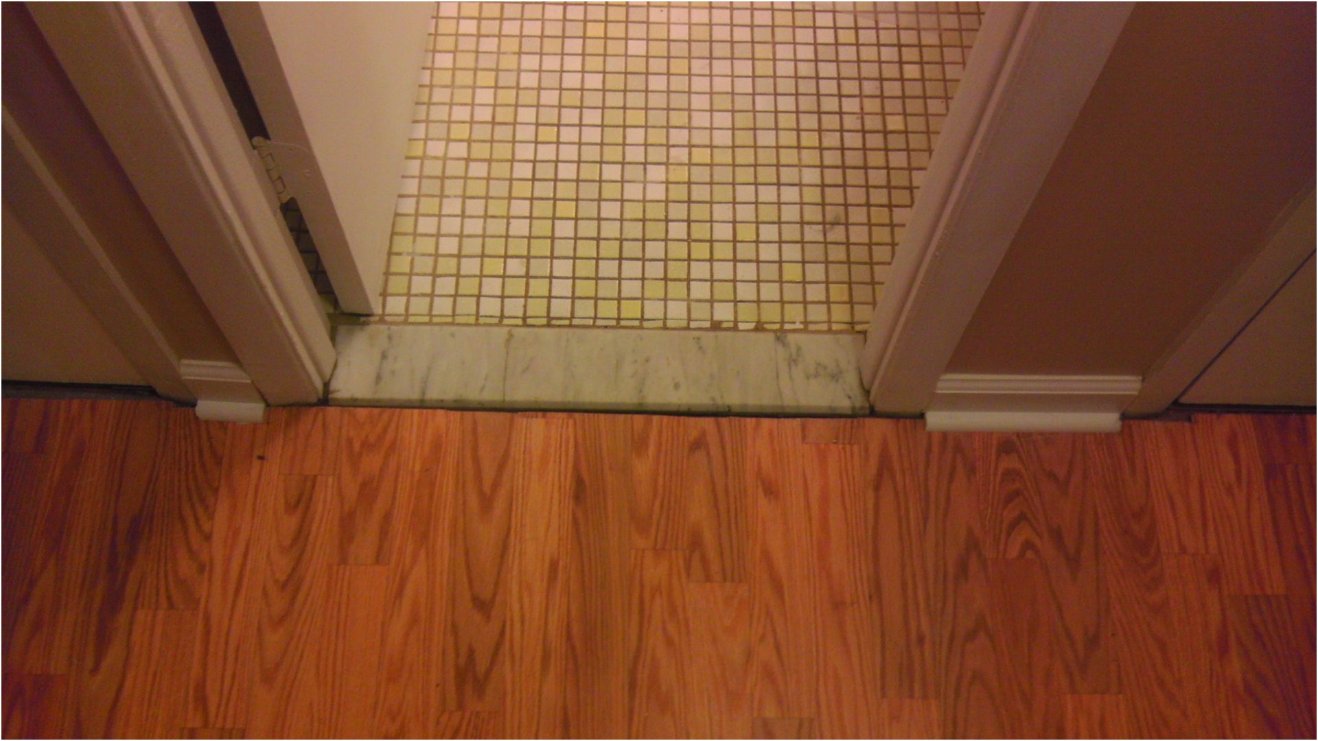 Lowes Ca Wallpaper - Laminate Floor Transition To Bathroom - HD Wallpaper 
