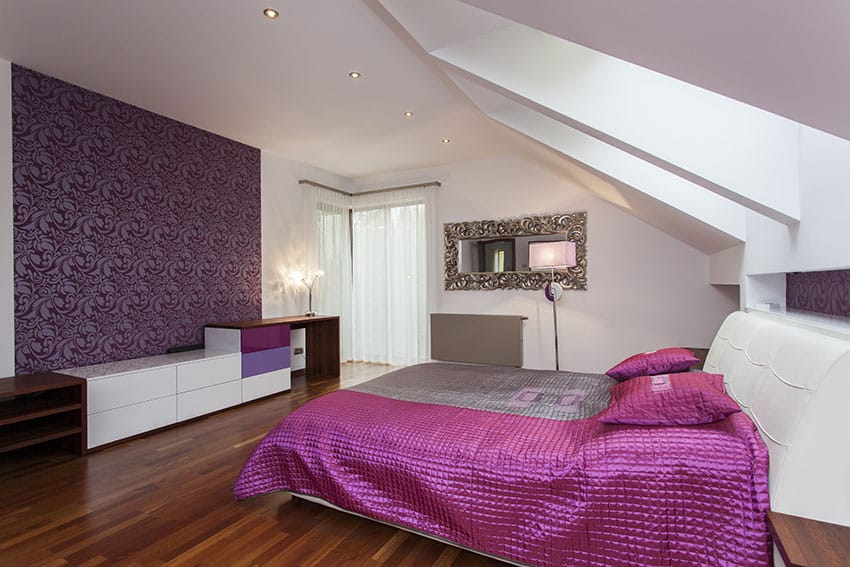 Luxurious Loft Bedroom With Patterned Accent Wall - Color Purpura Feng Shui - HD Wallpaper 