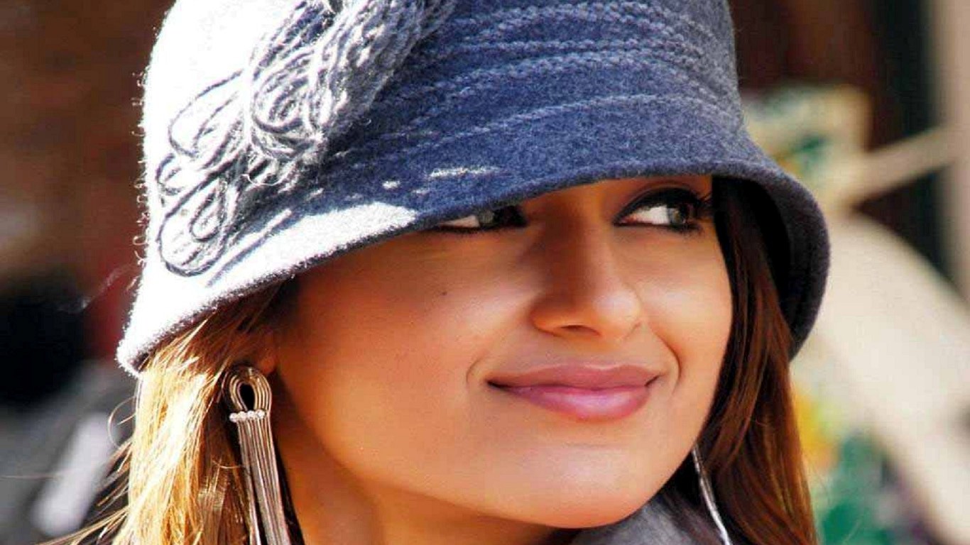 Beautiful Actress Ileana Dcruz In Cap - Cute Photos Of Heroins - HD Wallpaper 