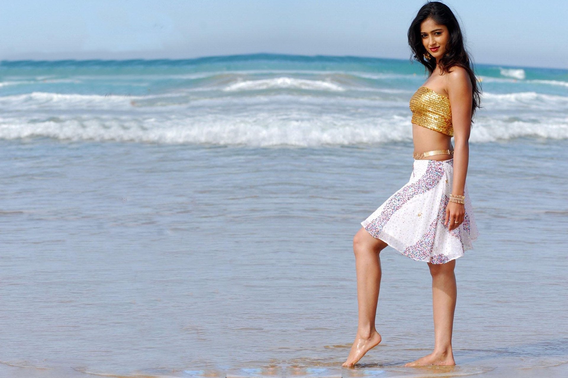 Ileana D Cruz Hot Leg - HD Wallpaper 