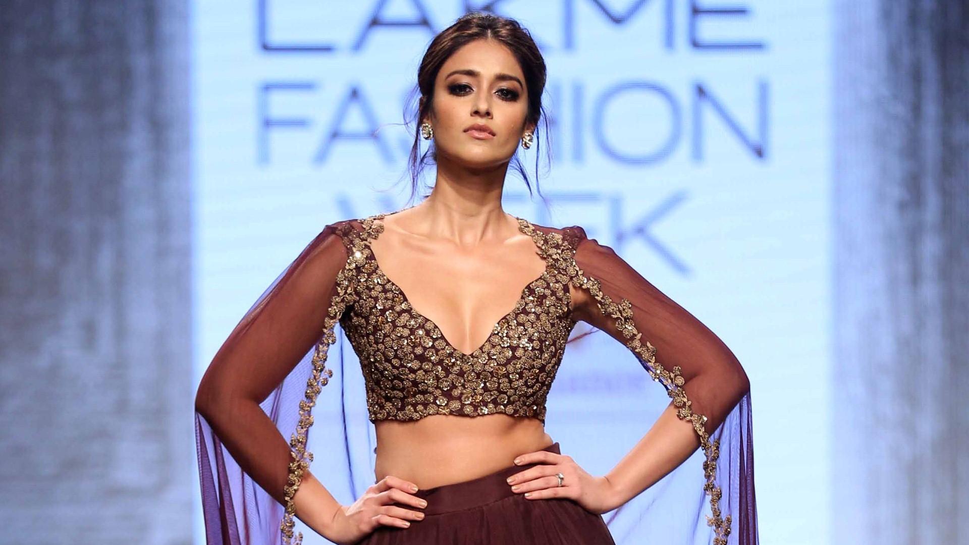 Ileana Dcruz In Fashion Show Image - Trending Dresses For Wedding Women - HD Wallpaper 