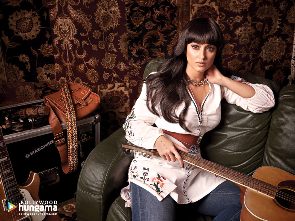 Ileana D’cruz - Ileana D Cruz Guitar - HD Wallpaper 