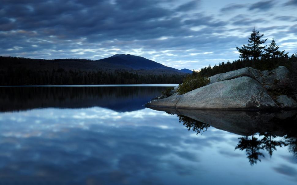 Dark Blue Sky Clouds, Lake Water, Reflection, Forest, - Dark Lake - HD Wallpaper 