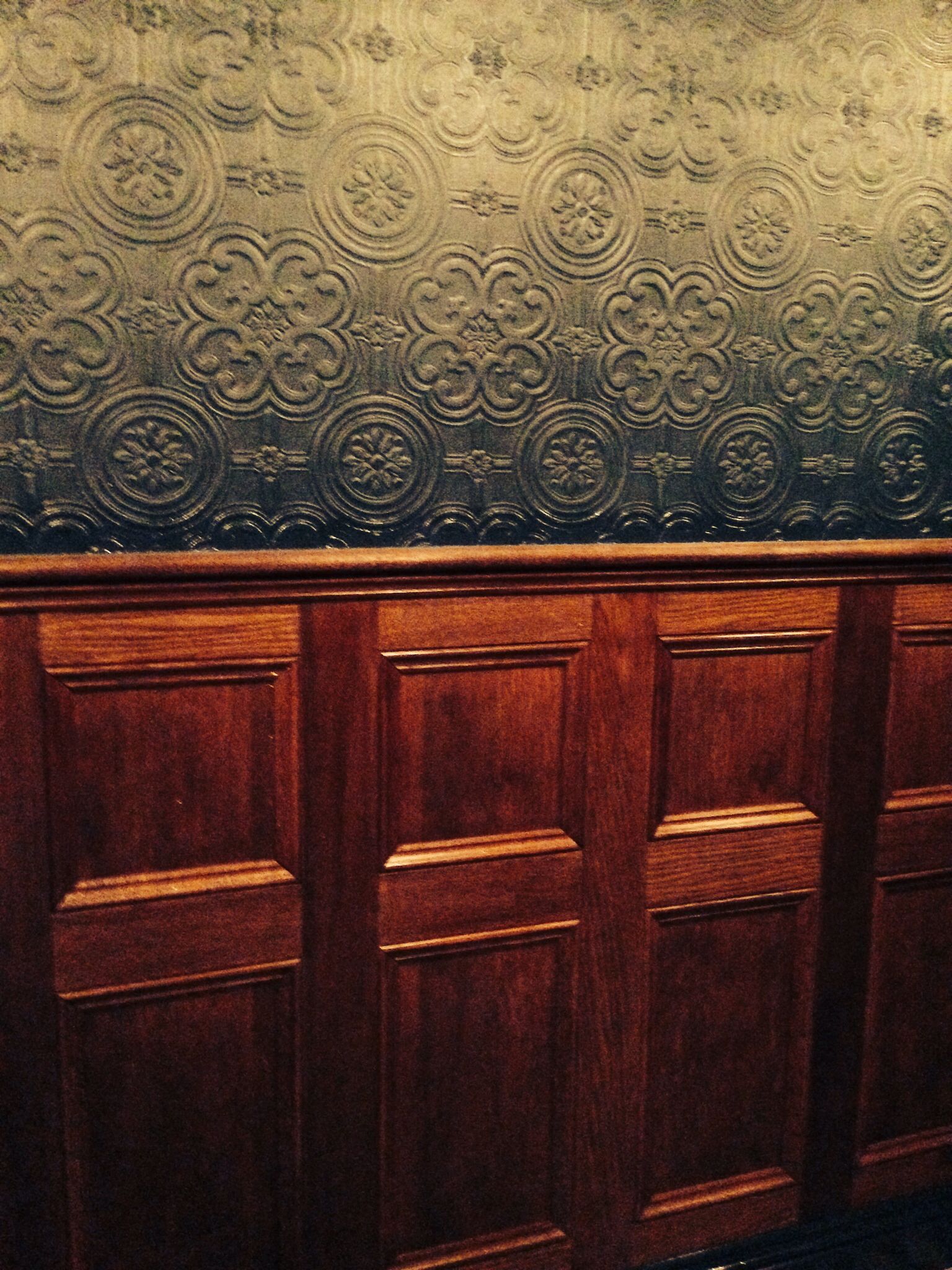 Victorian Wallpaper And Wood Panels - HD Wallpaper 