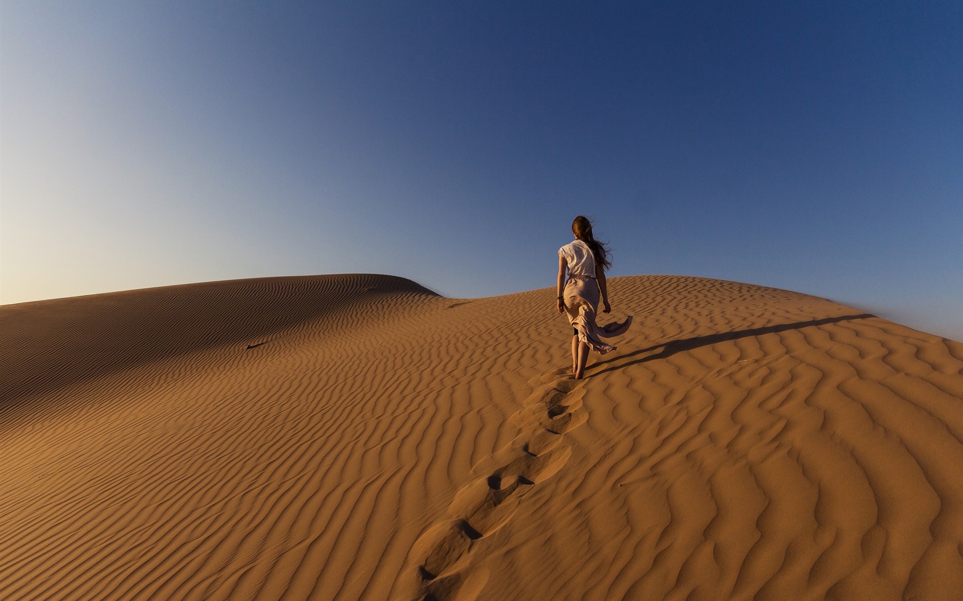 Wallpaper Girl Walking In The Desert, Sands - Girl Walking In Desert - HD Wallpaper 