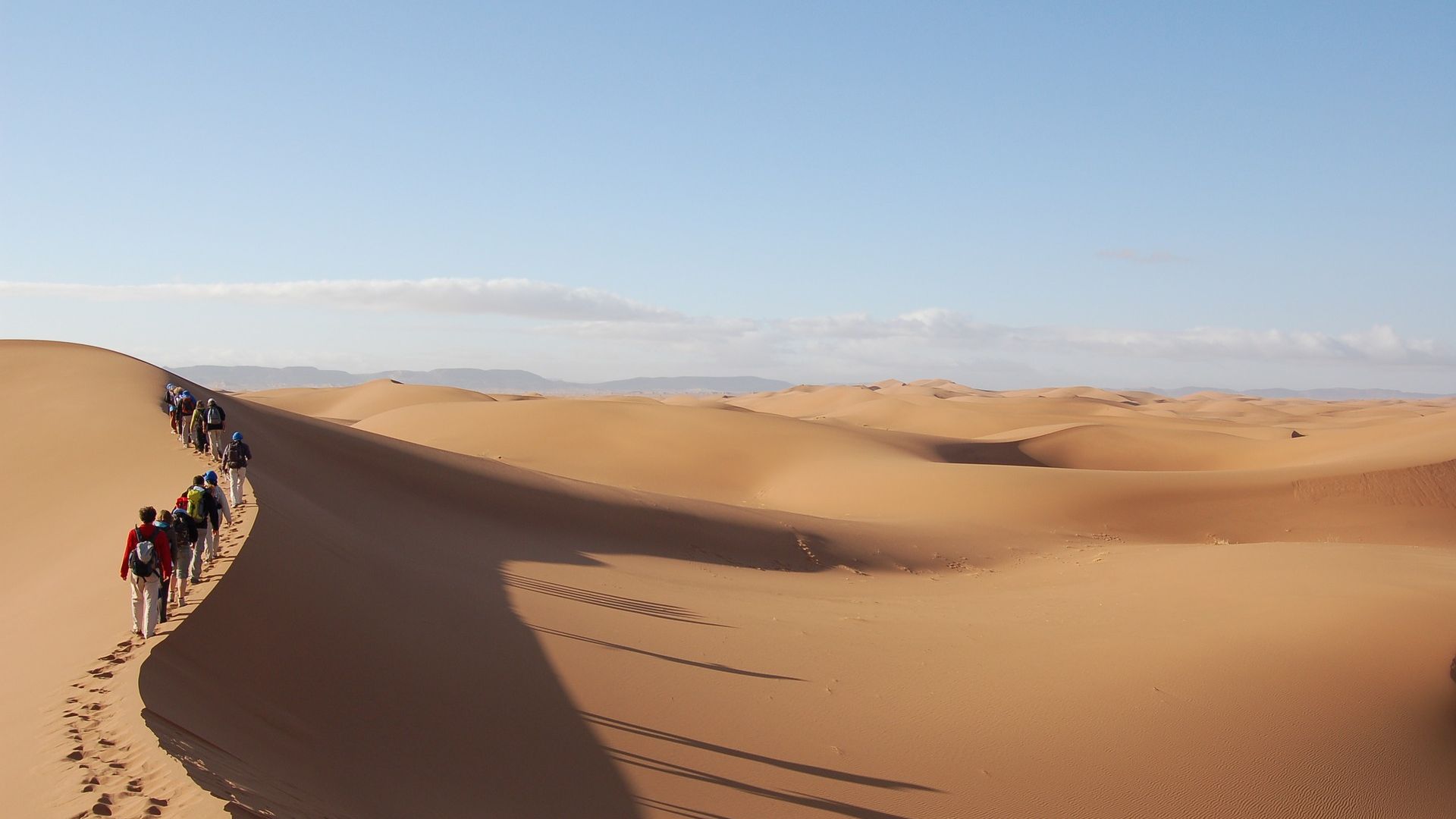 People Adventure Sahara Desert Sand Hd Wallpaper - People Walking In The Desert - HD Wallpaper 