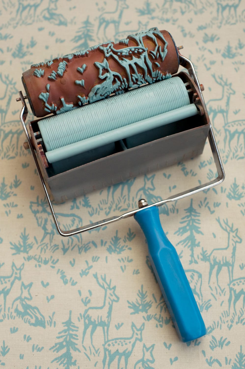 Paint Roller Looks Like Wallpaper - Roller Printed Fabric - HD Wallpaper 