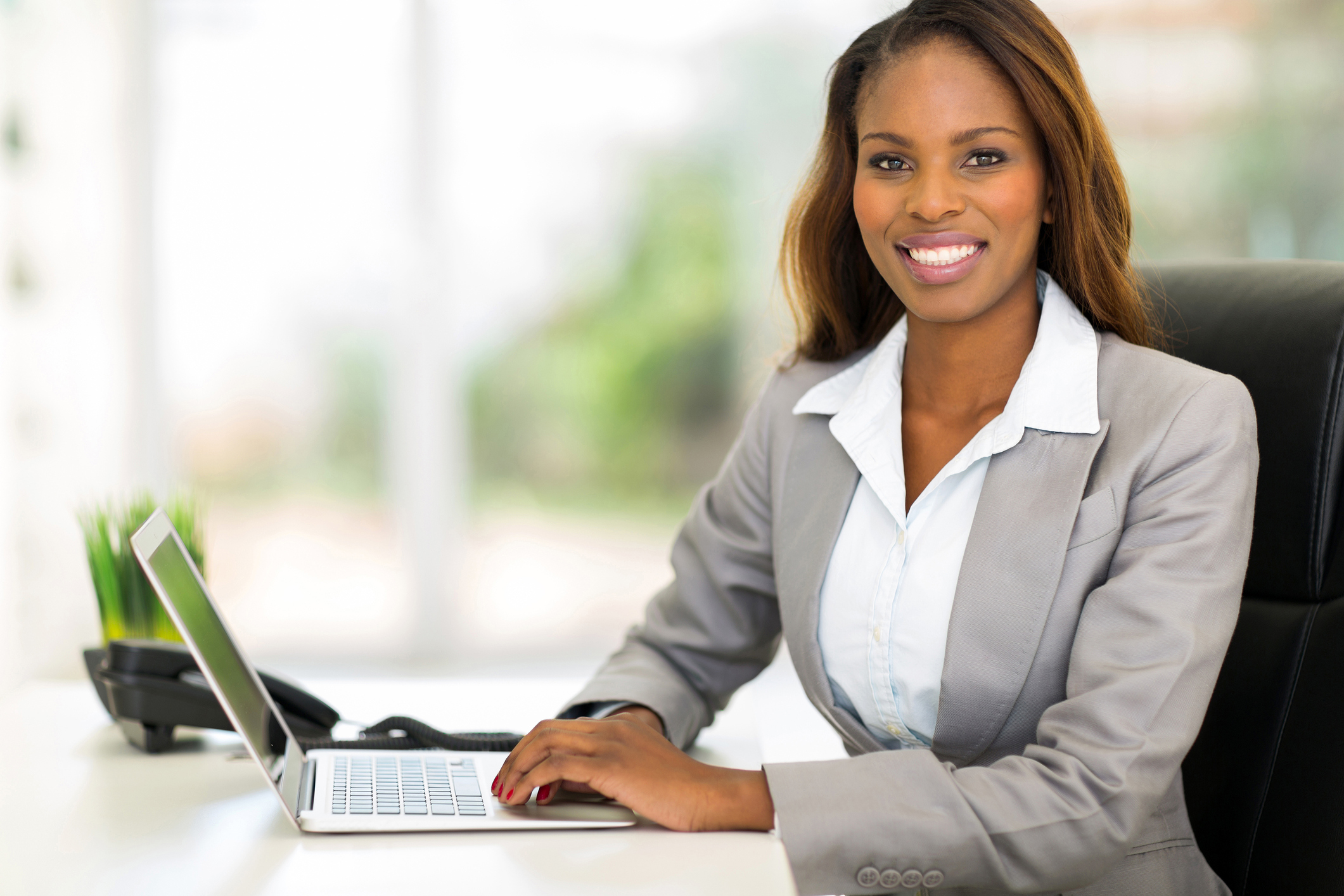 Woman Happy At Work - 2121x1414 Wallpaper Woman Happy At Work - 2121x1414 Wallpaper
