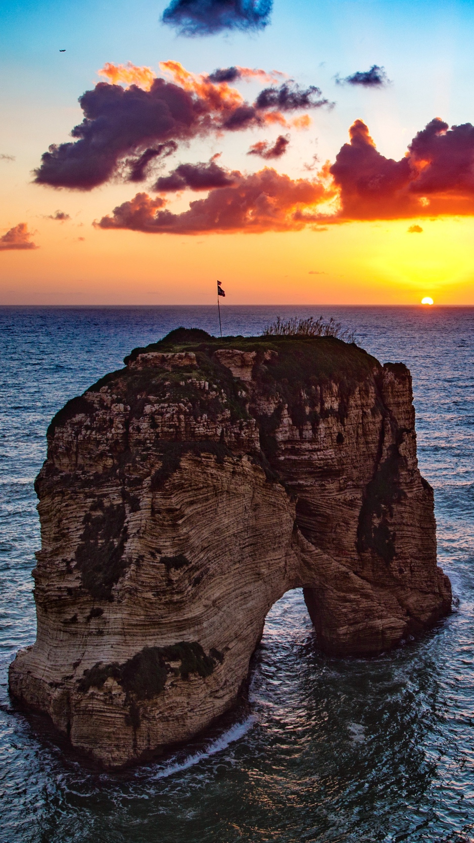 Wallpaper Raouche Rocks, Beirut, Lebanon, Sea, Sunset - Pigeons' Rock - HD Wallpaper 