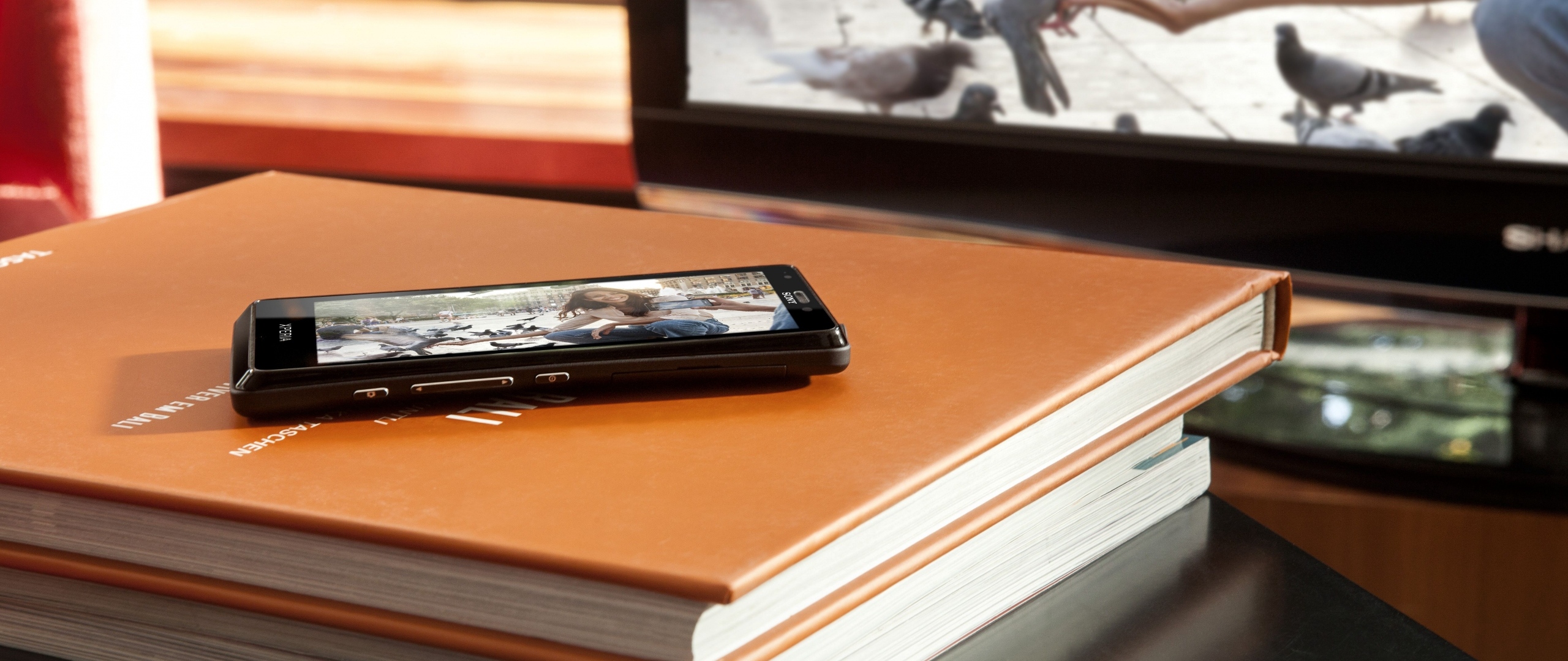 Wallpaper Sony, Mobile, Xperia, Books, Television, - Книга Или Мобильный Телефон - HD Wallpaper 