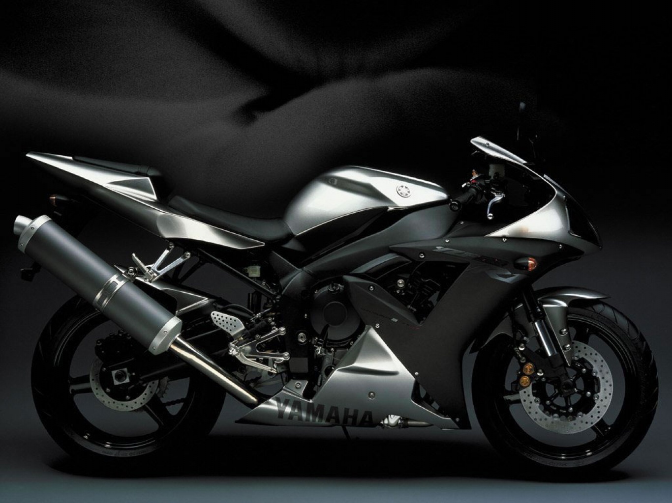 R1 2002 - HD Wallpaper 