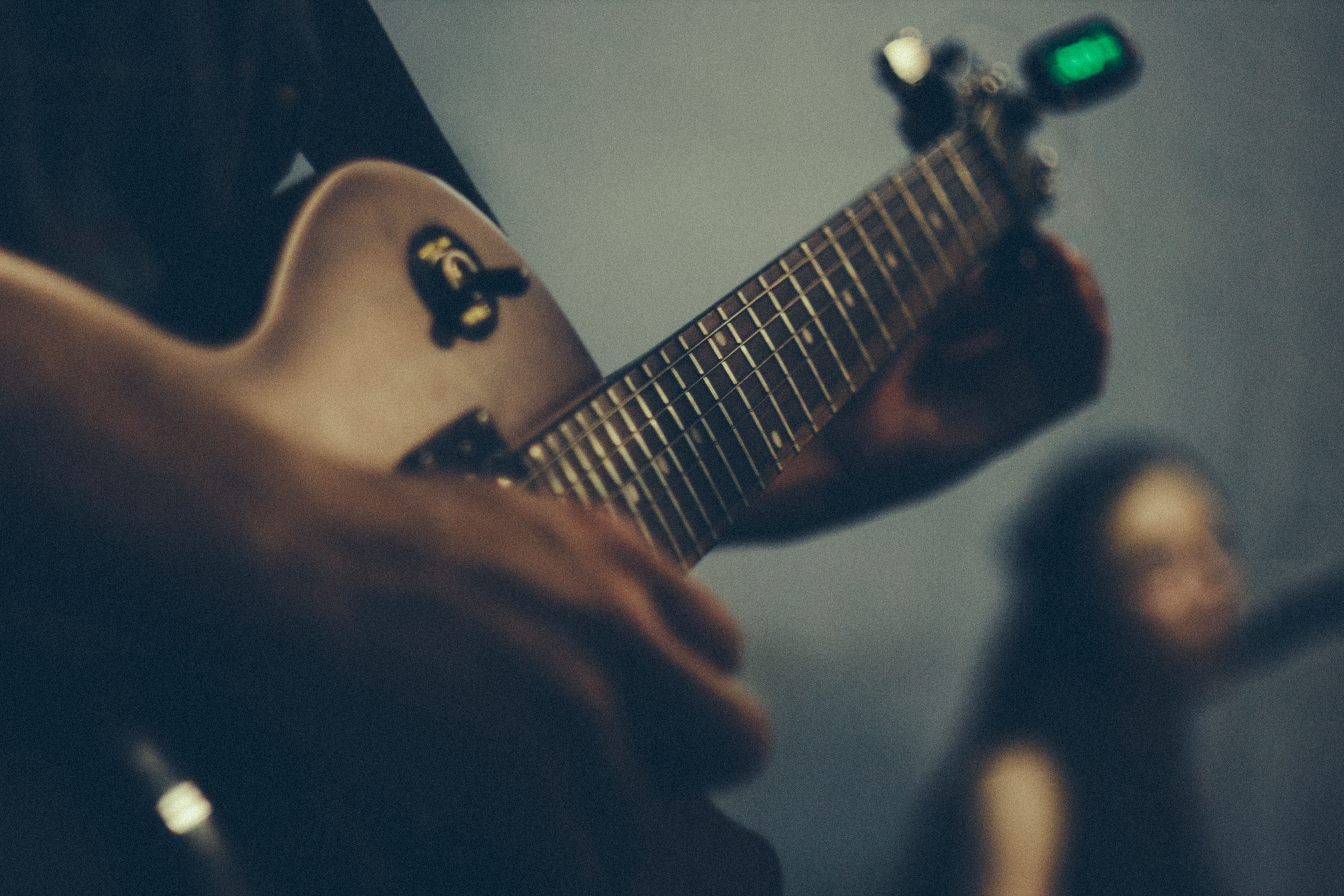 Guitar Tuning On Stage - HD Wallpaper 