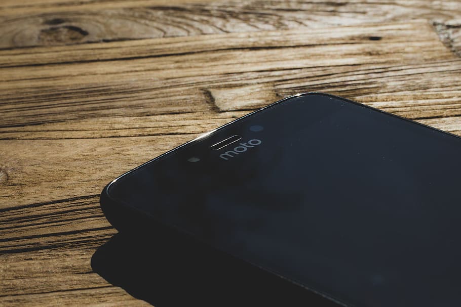 Motorola, C, Plus, Phone, Mobile, Apps, Wood, Table, - HD Wallpaper 