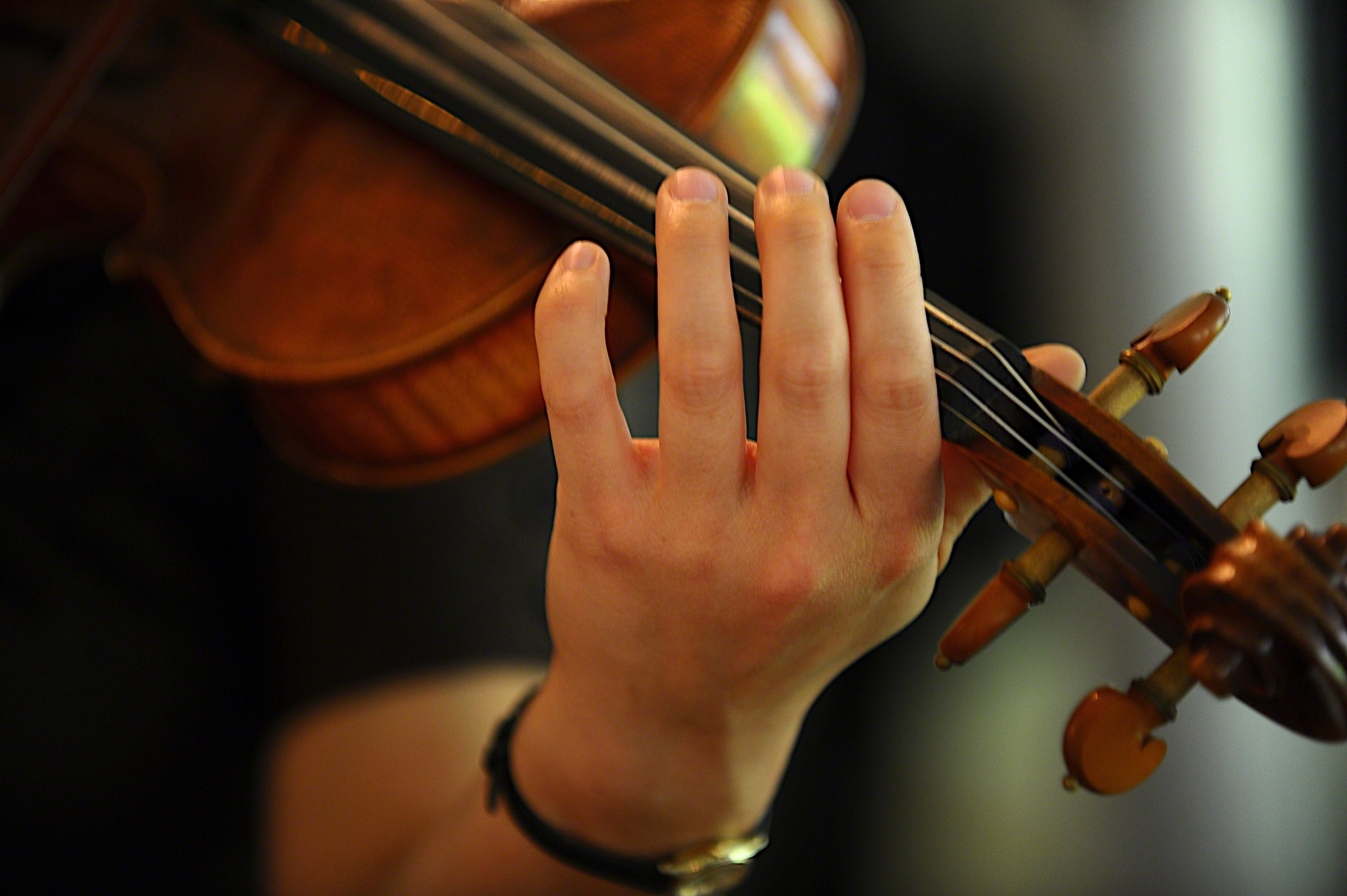 Violin Player Close Up - HD Wallpaper 