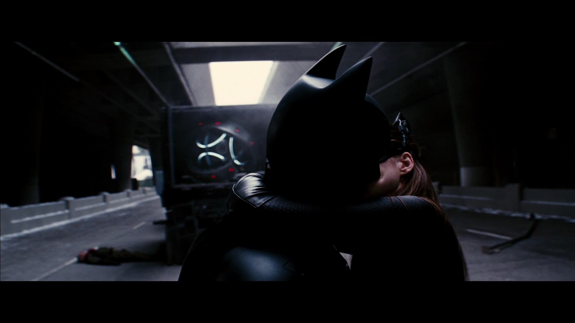 Wallpaper - Dark Knight Rises Kiss Scene - HD Wallpaper 