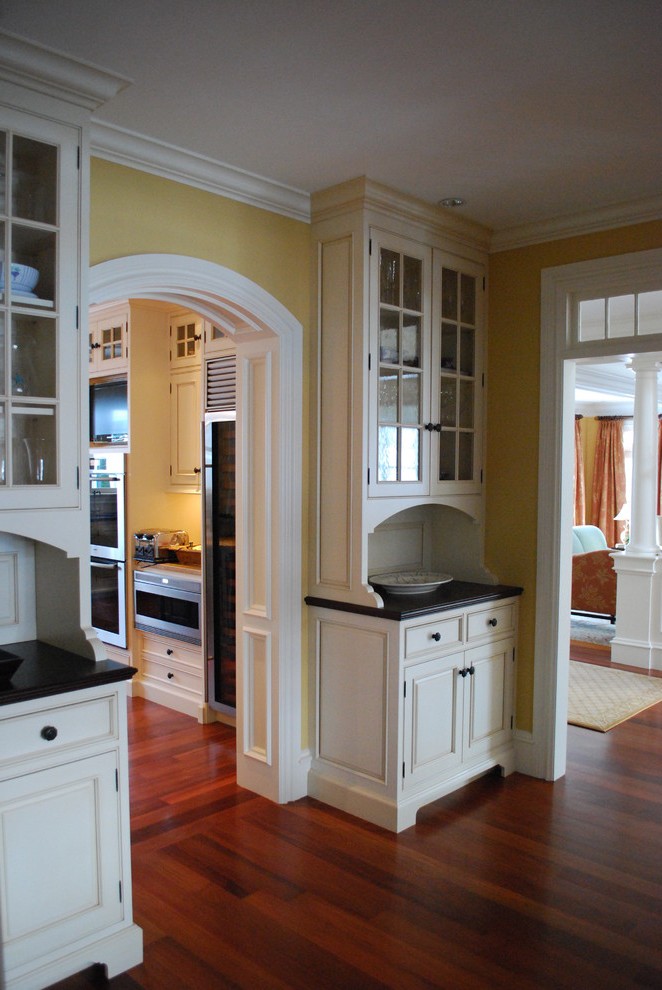 Boston Butlers Pantry Design With Traditional Wallpaper - HD Wallpaper 