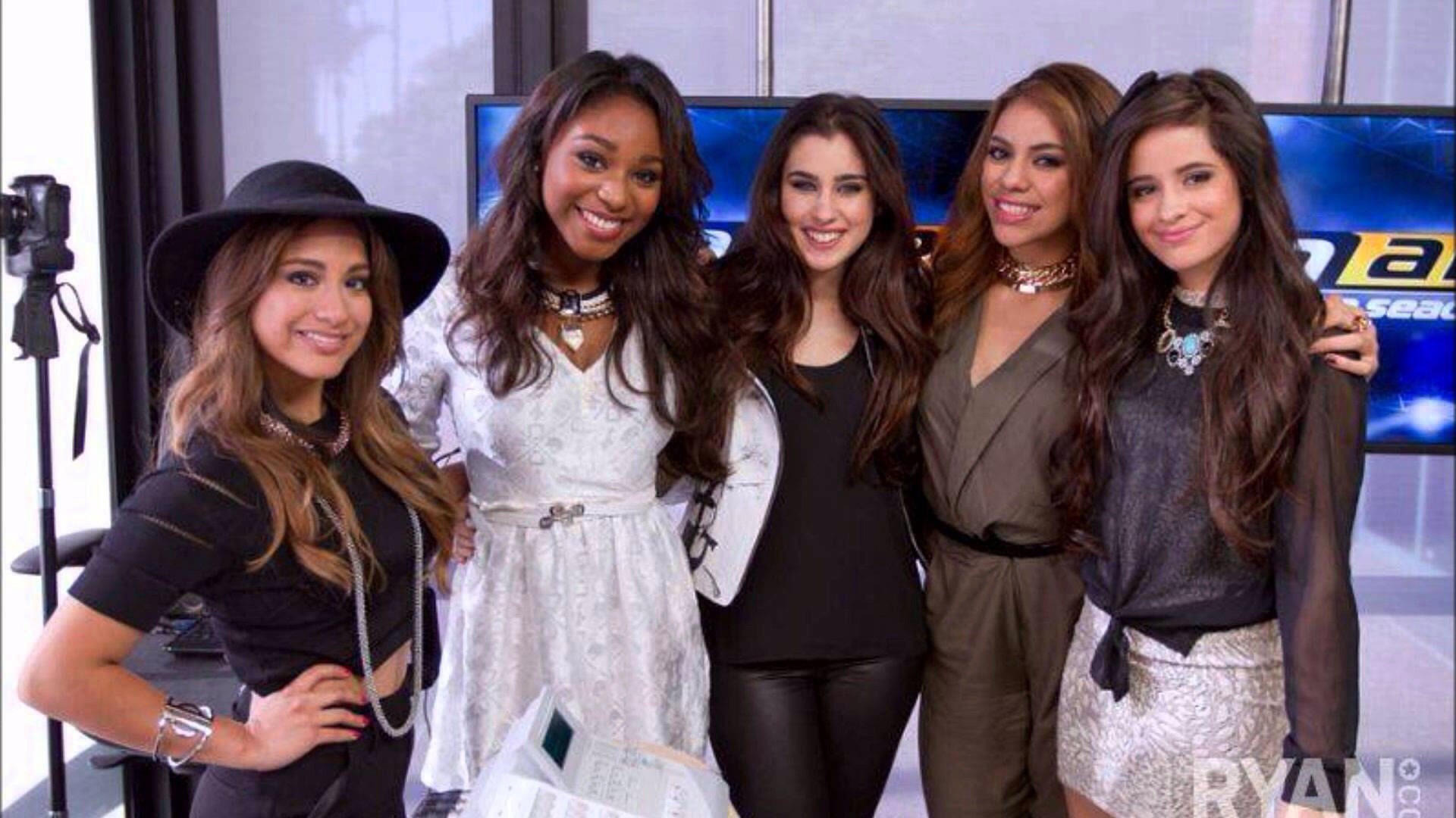 Fifth Harmony Wallpapers - Fifth Harmony Photos Smiling - HD Wallpaper 