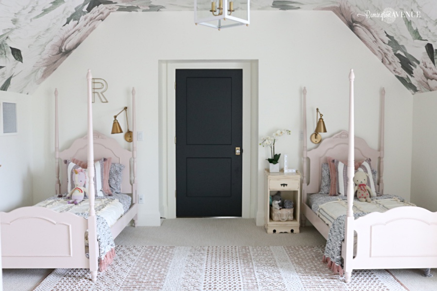 Shared Girls Bedroom With Floral Wallpaper - Shared Girls Room - HD Wallpaper 