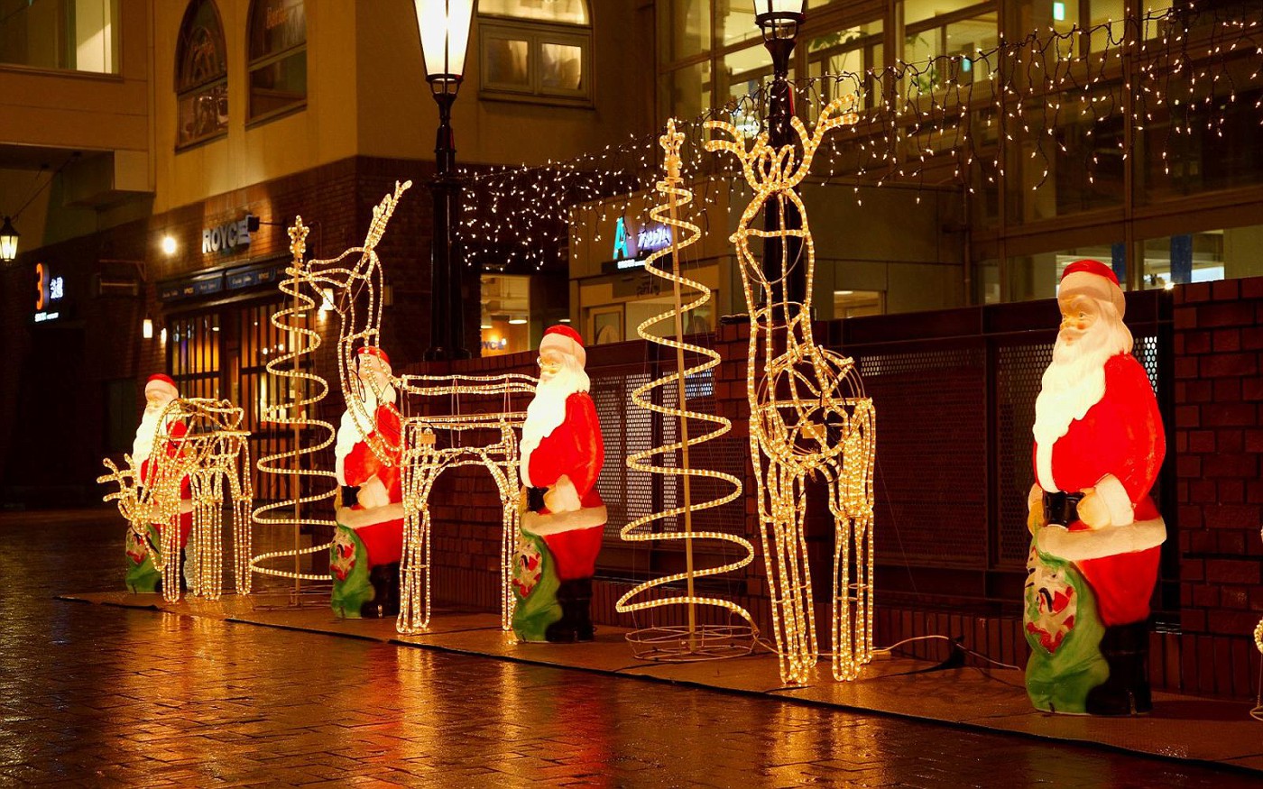 Celebrations Fascinating Santa Statues Notebook Wallpaper - Christmas City Hd - HD Wallpaper 