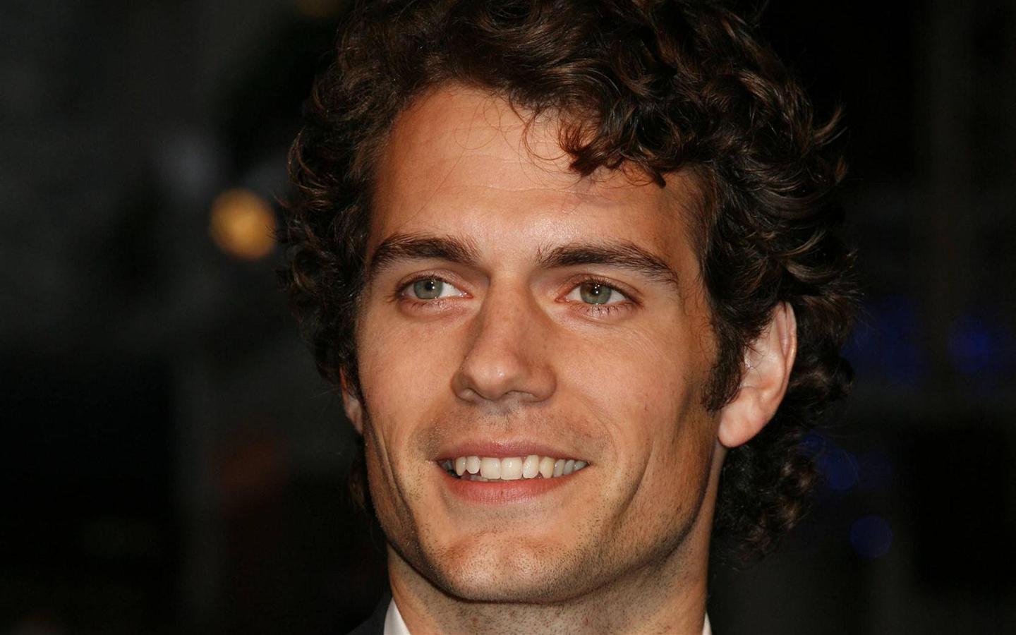 Henry Cavill Curly Hair - HD Wallpaper 