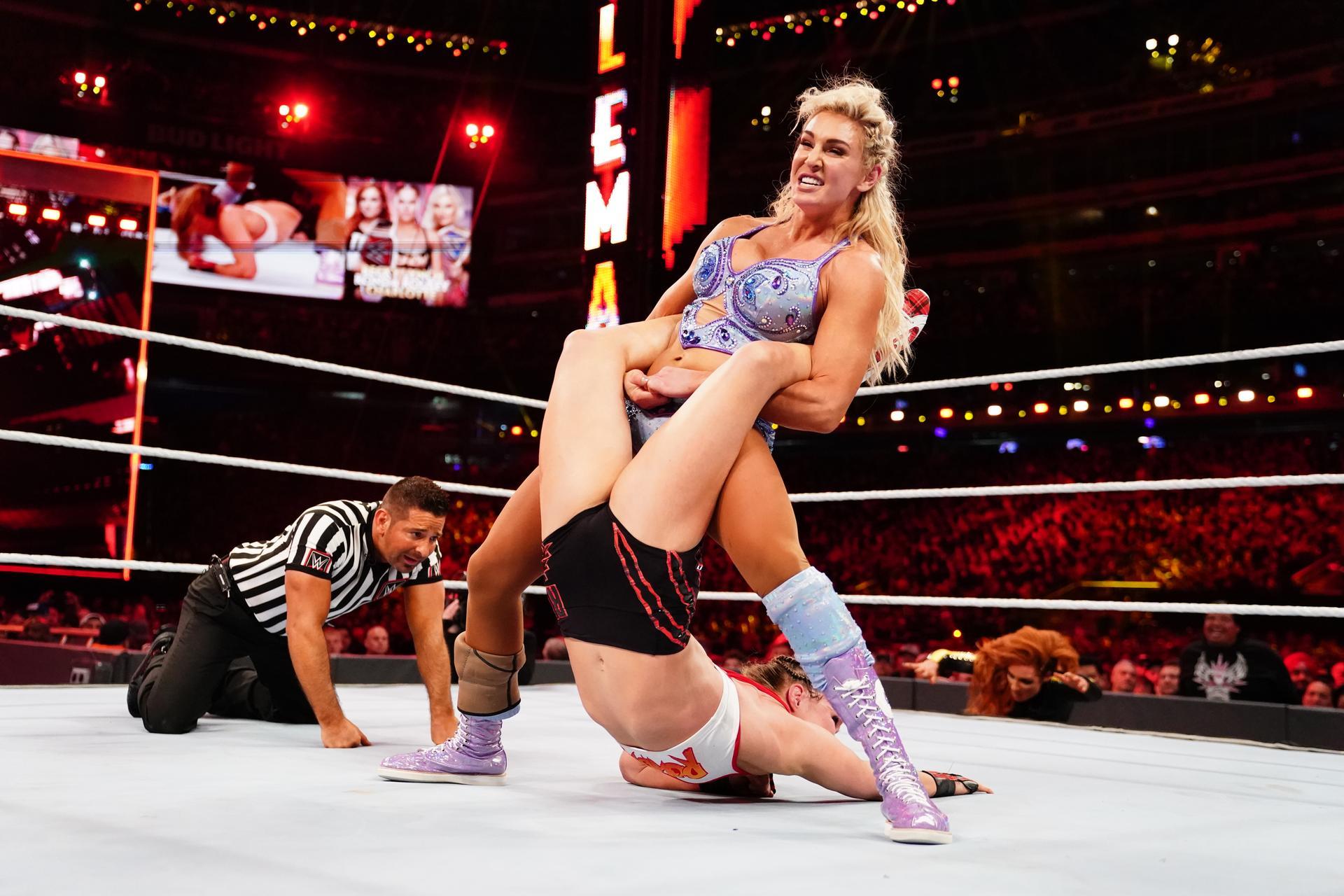 Wwe Charlotte Flair Vs Sasha Banks - HD Wallpaper 