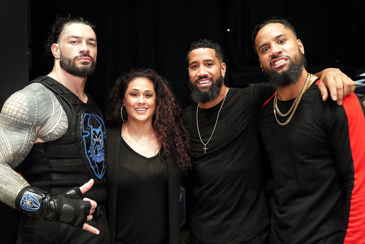 Roman Reigns And The Usos - HD Wallpaper 