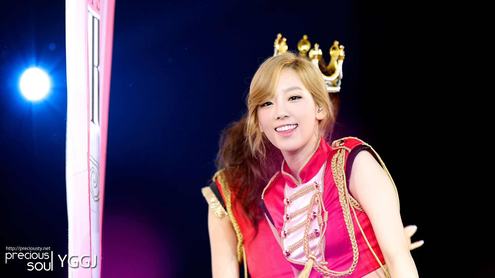 Snsd Taeyeon Hong Kong Tour Wallpaper - Taeyeon Snsd 2012 - HD Wallpaper 