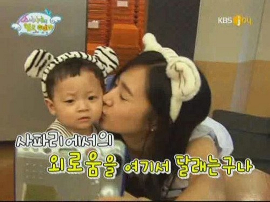 Yuri Kyungsan Kiss - Snsd Hello Baby - HD Wallpaper 