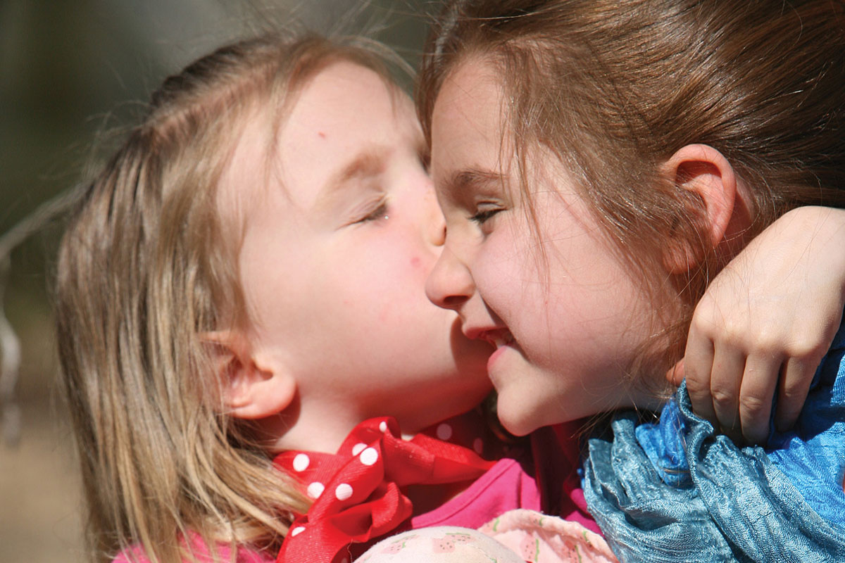 A Little Blonde Haired Girl Giving Her Big Sister A - Kiss Little Girl - HD Wallpaper 