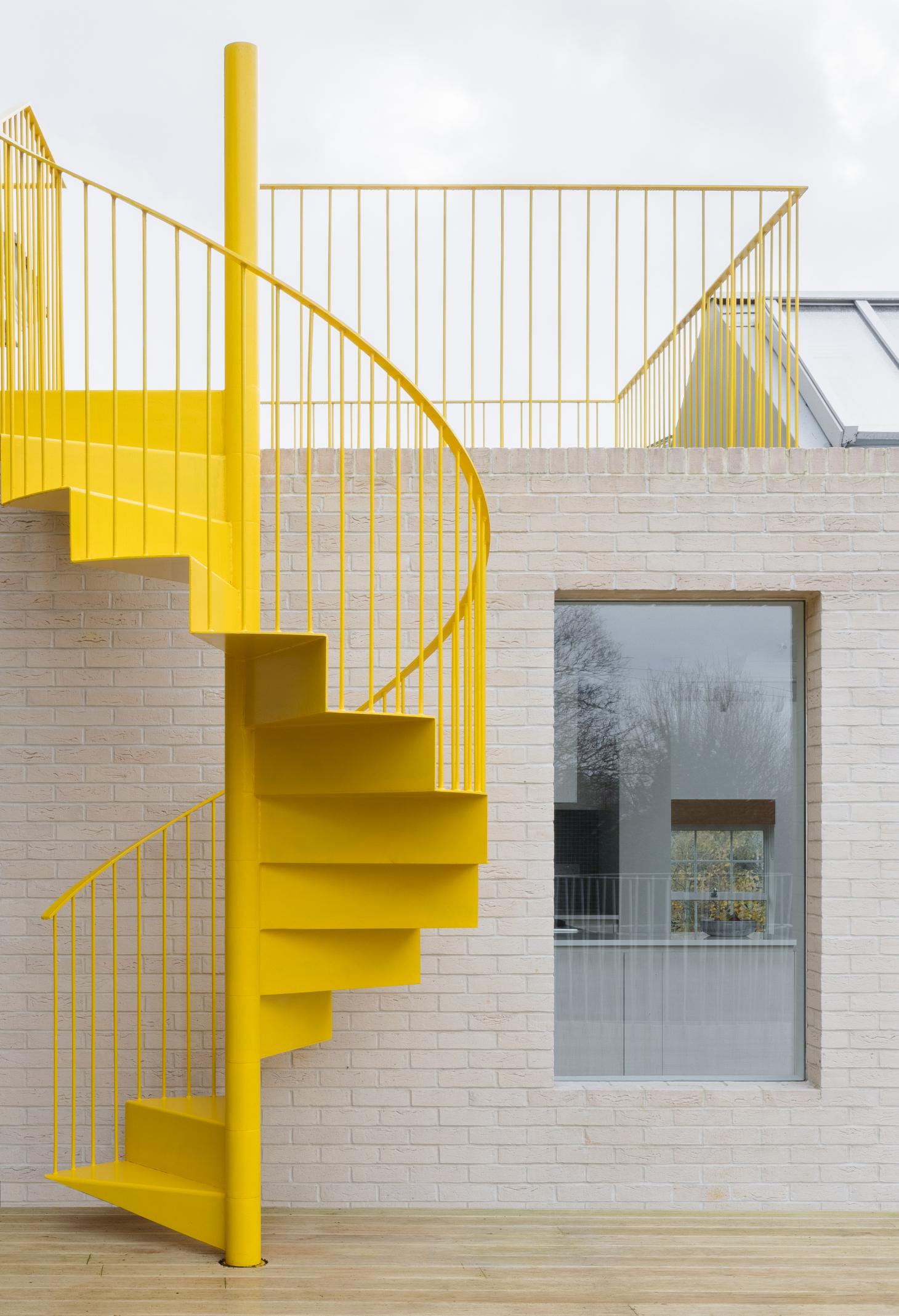 Yellow Spiral Staircase On Apartment Terrace - Spiral Staircase For Terrace - HD Wallpaper 