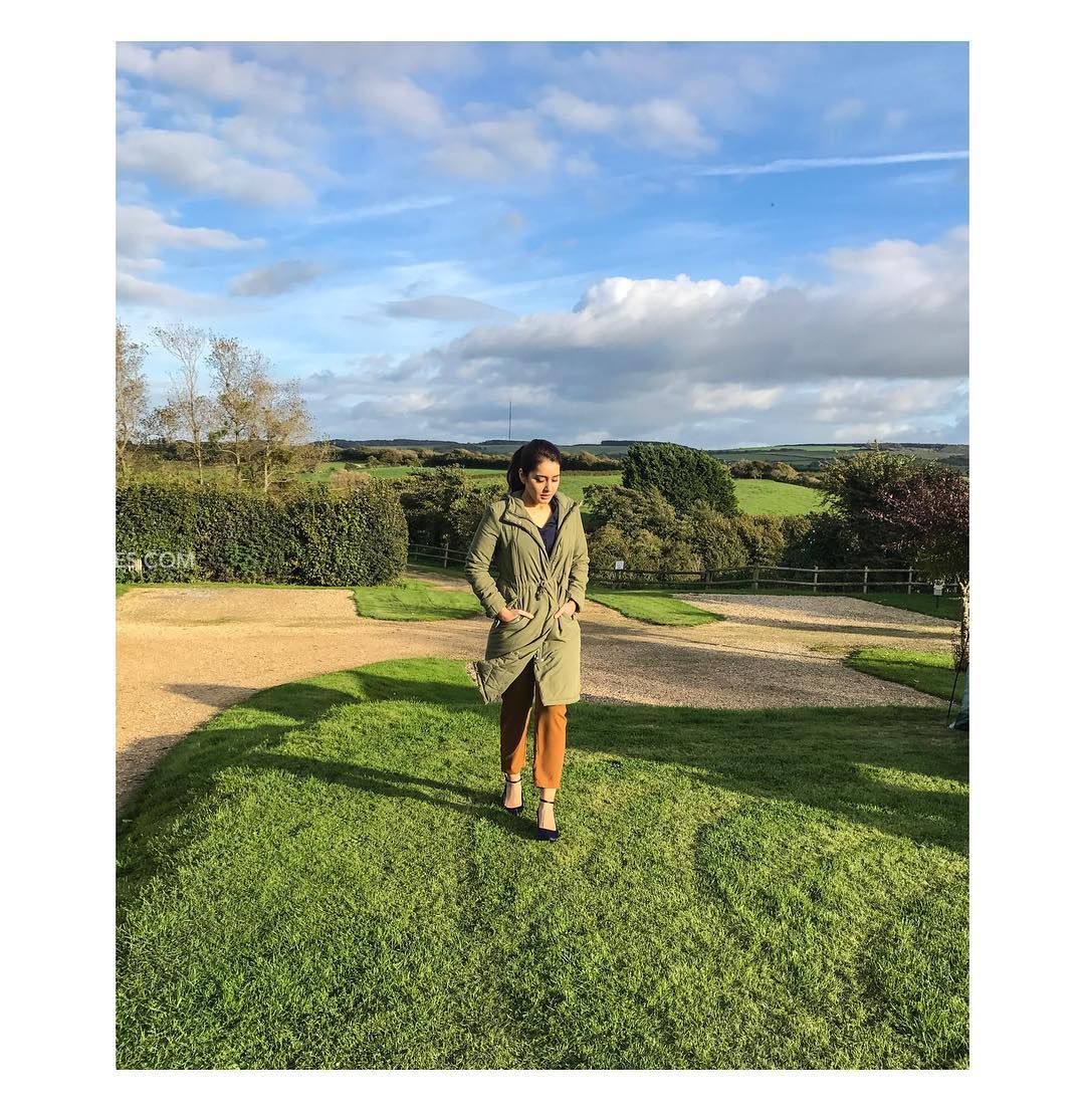 Raashi Khanna Beautiful Photos & Mobile Wallpapers - HD Wallpaper 