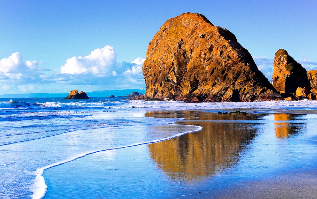 Rock On The Beach Wallpapers - Photography Scenery Backgrounds - HD Wallpaper 