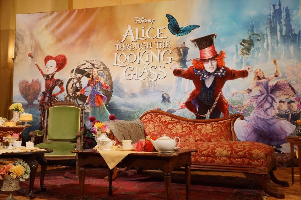 Alice Through The Looking Glass - Living Room - HD Wallpaper 