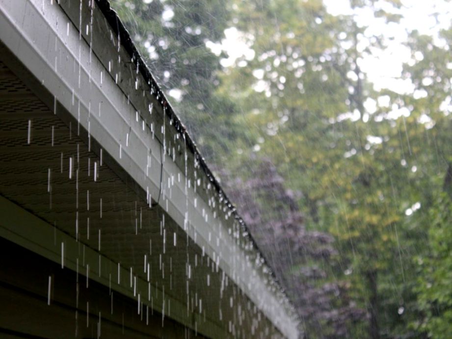 Will Rain Damage My Toronto Roof Installation - Rain Damage To Roof - HD Wallpaper 