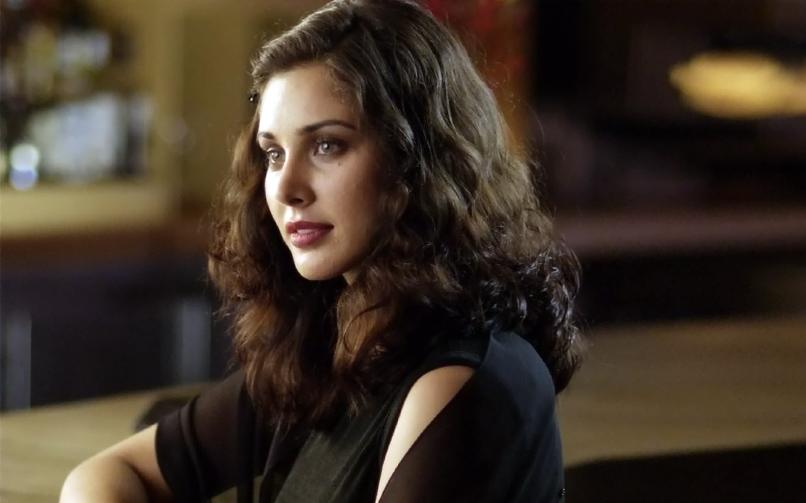 How Much Is Lisa Ray Really Worth?  Find Out Now! - 8lunpil