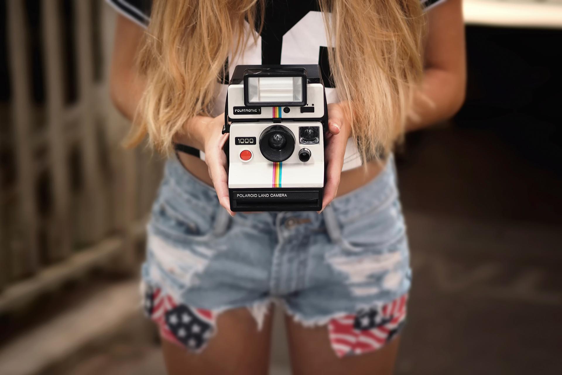 Polaroid, Camera, Girl - Girl Holding Polaroid Camera - HD Wallpaper 
