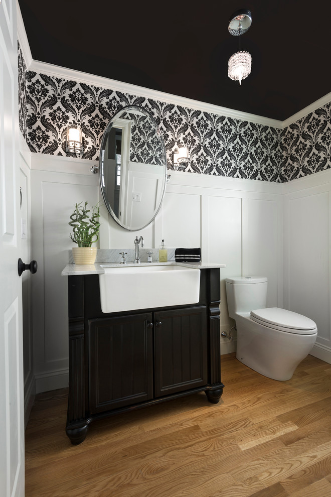 Tall White Wainscoting Creates Strong Contrast With - Dark Gray Wainscoting Bathroom - HD Wallpaper 