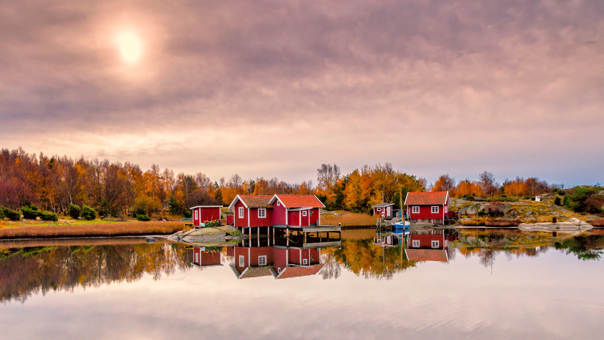 Autumn Lakeside Village in Sweden Photography Wallpaper - Schweden Wunderschön - HD Wallpaper 