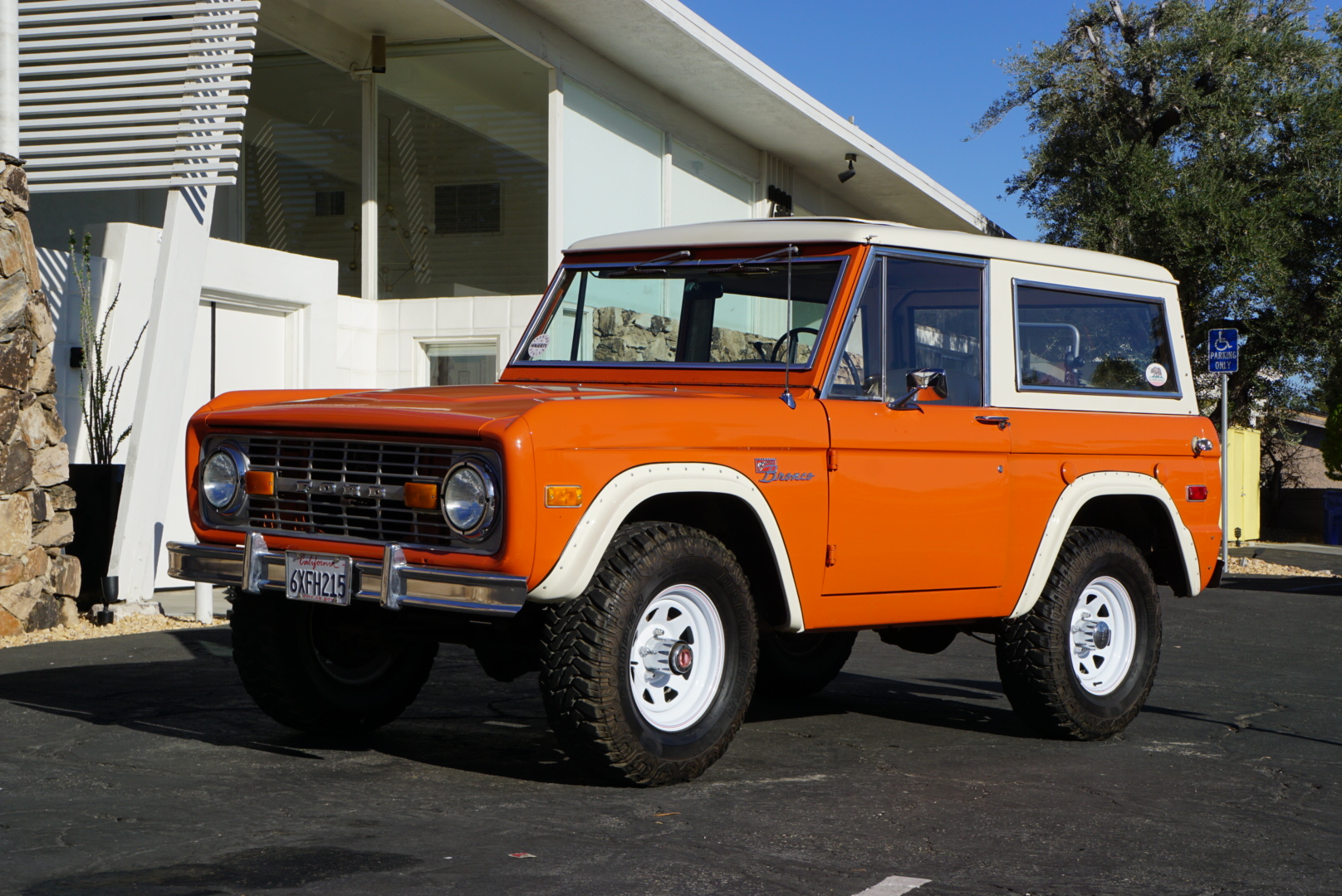 1974 Ford Bronco Front Three Quarter - Off-road Vehicle - HD Wallpaper 