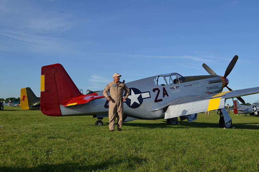 Man Standing Beside Plane, Tuskegee, Airshow, P-51, - HD Wallpaper 